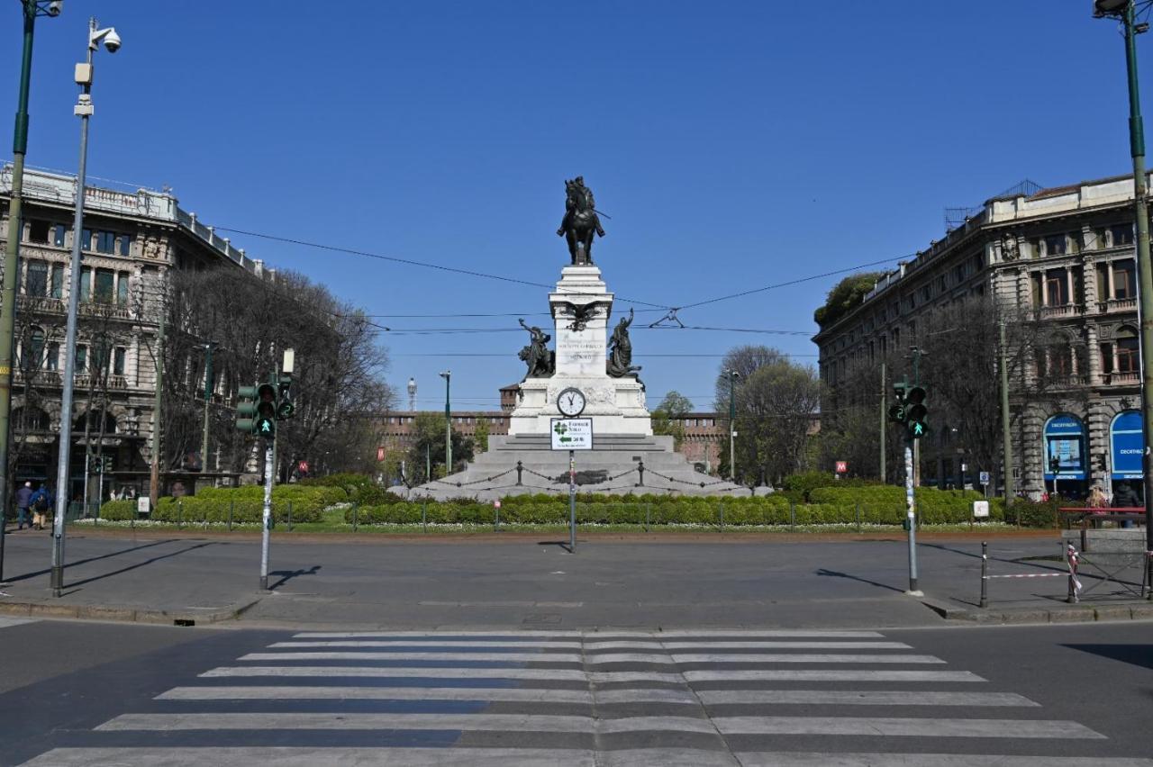 Appartamento Le Guglie In Piazza Castello - Centro Storico Милано Екстериор снимка